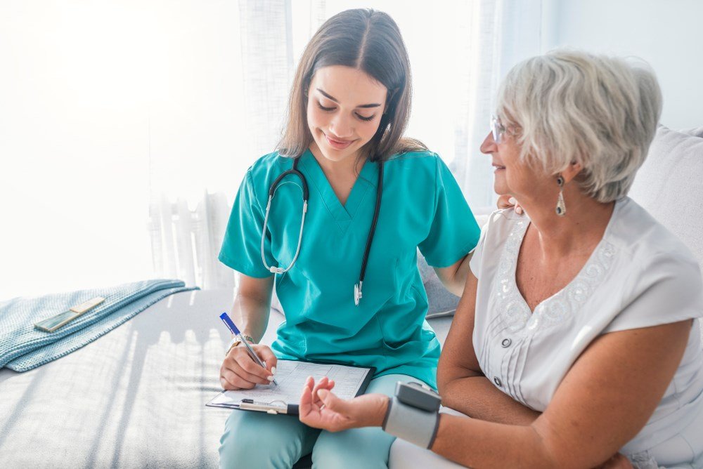 Zorgverlener in gesprek met een patient